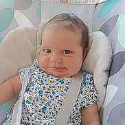 Augustine participe au concours pour gagner de l'argent avec cette photo : baby, baby_seat, blue_eyes, cheeks, child, closeup, comfort, cushion, cute, floral_clothing, hair_clip, happy, indoors, infant, person, portrait, smile, soft_lighting, straps, young_child