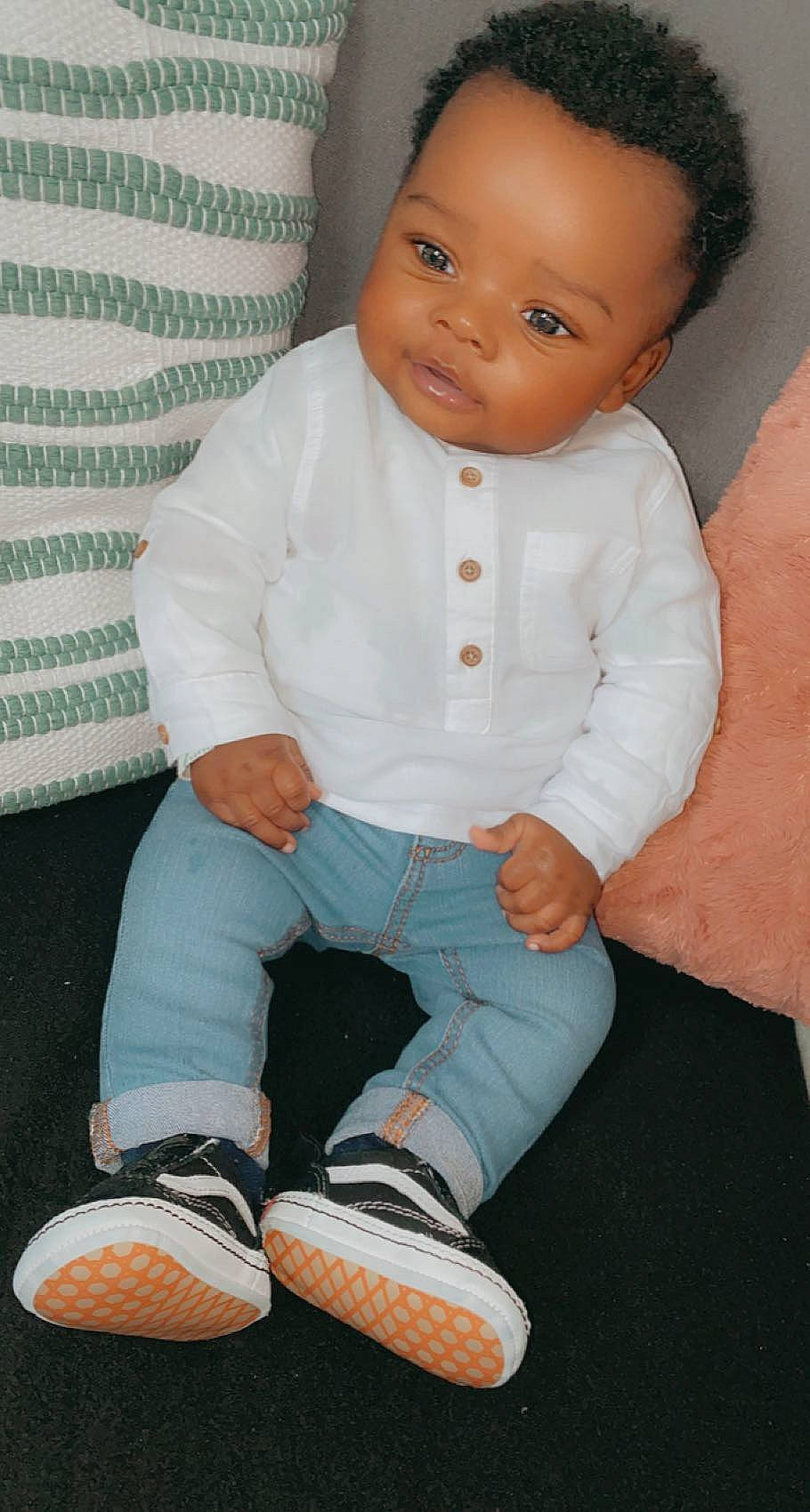 Kingsley a rejoint le concours — aidez-le/la à gagner de superbes lots ! baby, baby_toddler_clothing, black, cheek, child, dress_shirt, facial_expression, footwear, joint, knee, leg, outdoor_shoe, person, pink, skin, sleeve, sneakers, sock, textile, walking_shoe