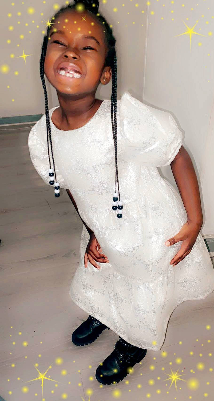 Blair a rejoint le concours — aidez-le/la à gagner de superbes lots ! baby_toddler_clothing, chest, child, eyewear, fashion_accessory, fashion_design, flash_photography, happy, jewellery, joy, necklace, pattern, person, shoe, sleeve, sportswear, street_fashion, t_shirt, thumb, toddler