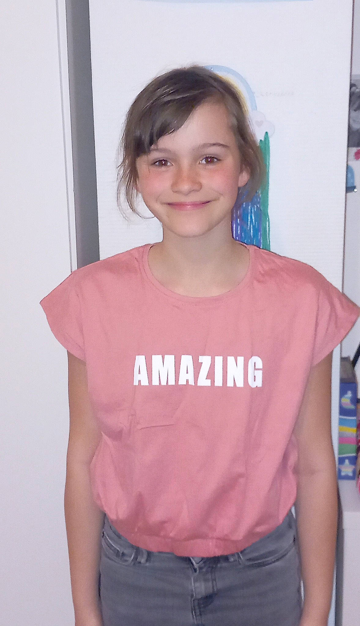 Chloé participe au concours pour gagner de l'argent avec cette photo : active_shirt, chest, chin, clothing, elbow, electric_blue, eyebrow, forehead, gesture, hair, happy, joy, long_hair, magenta, neck, person, skin, sleeve, smile, t_shirt