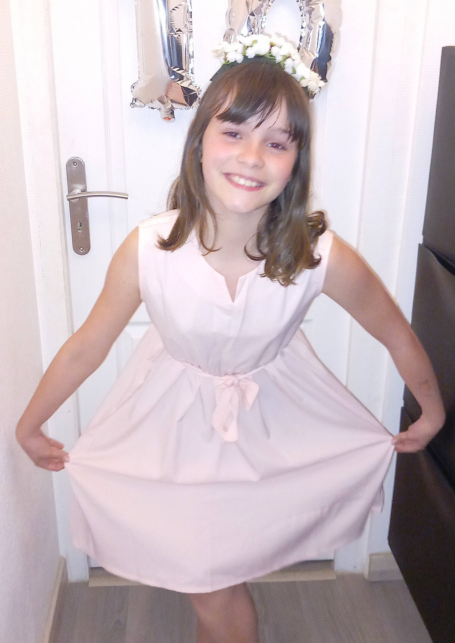 Chloé a rejoint le concours — aidez-le/la à gagner de superbes lots ! bridal_accessory, bridal_clothing, dress, eye, face, fashion_design, formal_wear, gown, hair, happy, head, headpiece, human_body, joy, neck, person, purple, sleeve, smile, tiara