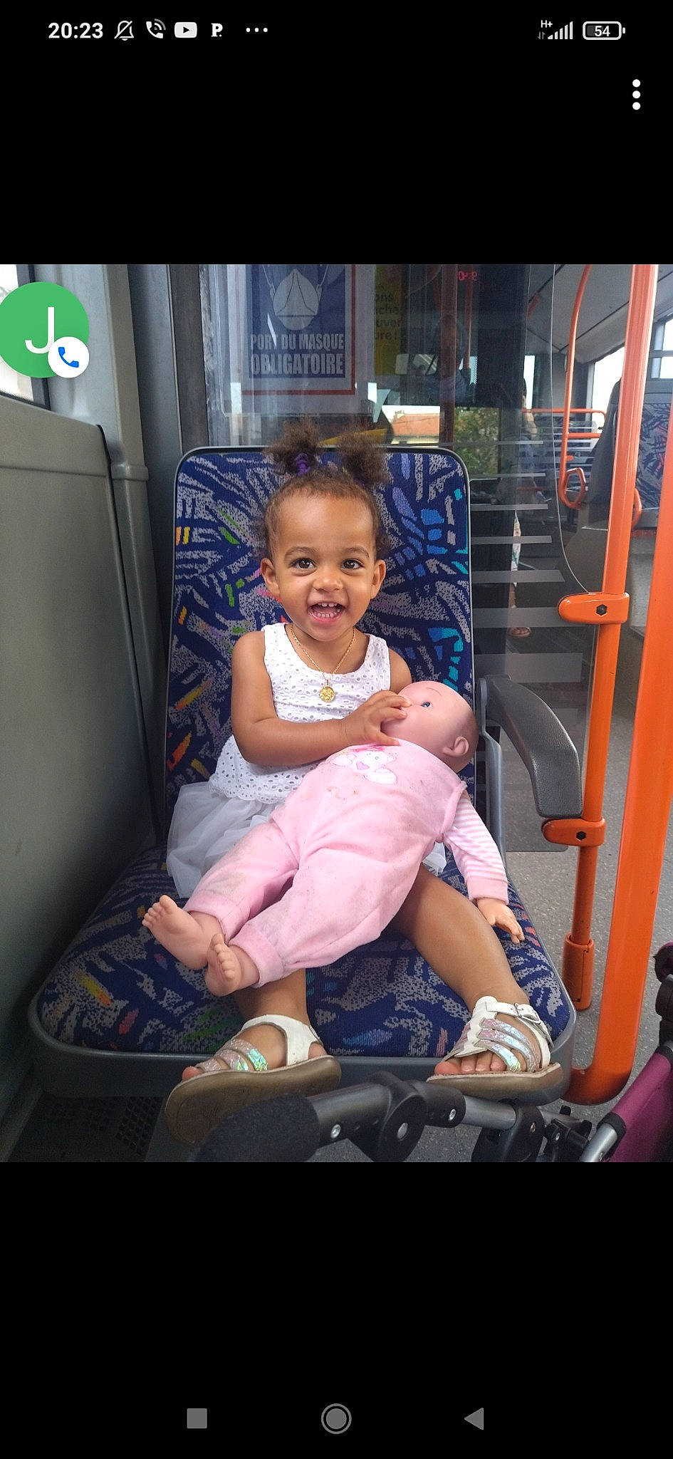 Kélya a rejoint le concours — aidez-le/la à gagner de superbes lots ! baby, baby_products, baby_toddler_clothing, car_seat, child, comfort, fun, happy, human_leg, knee, lap, leisure, mode_of_transport, motor_vehicle, passenger, person, shorts, thigh, toddler, travel