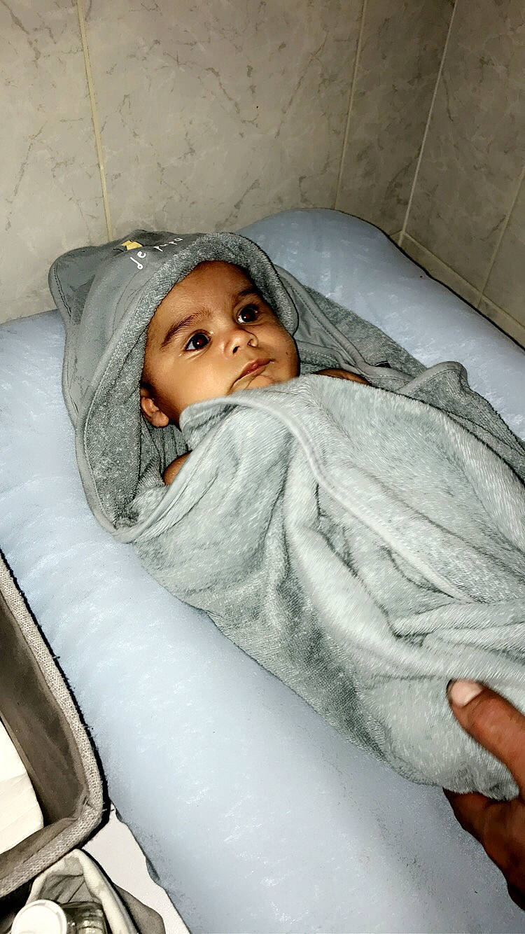 Tiago participe au concours pour gagner de l'argent avec cette photo : baby, baby_products, baby_safety, car_seat, chair, cheek, child, comfort, eyebrow, fur, head, headgear, headwear, linens, nap, nose, person, room, sitting, skin