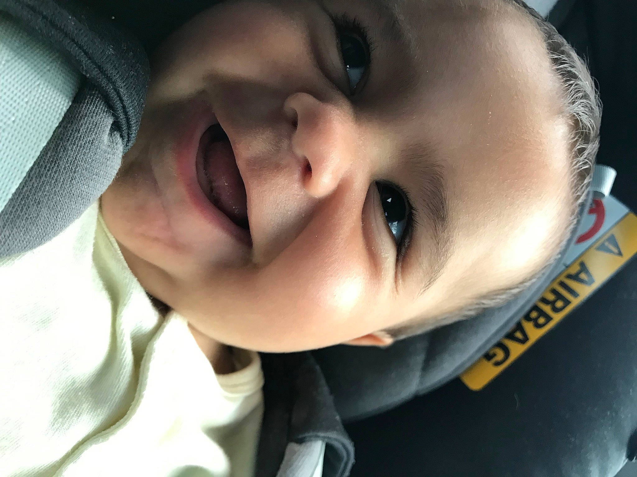 Tiago participe au concours pour gagner de l'argent avec cette photo : baby, black_hair, cheek, child, chin, eyebrow, eyelash, flash_photography, forehead, fun, gesture, happy, iris, jaw, lip, mouth, nose, person, skin, smile