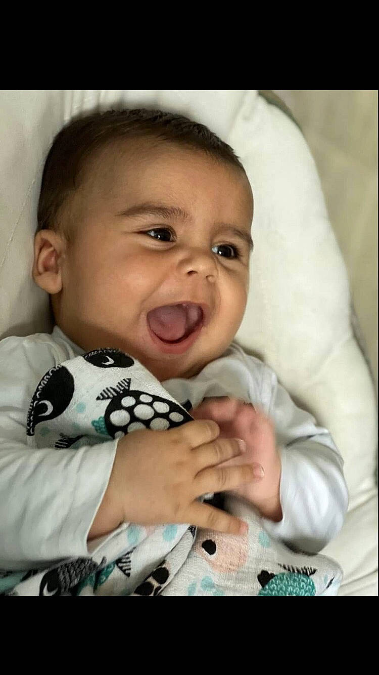 Tiago a rejoint le concours — aidez-le/la à gagner de superbes lots ! baby, baby_toddler_clothing, beauty, cheek, child, comfort, finger, flash_photography, gesture, happy, iris, linens, lip, mouth, nose, person, skin, sleeve, smile, snapshot