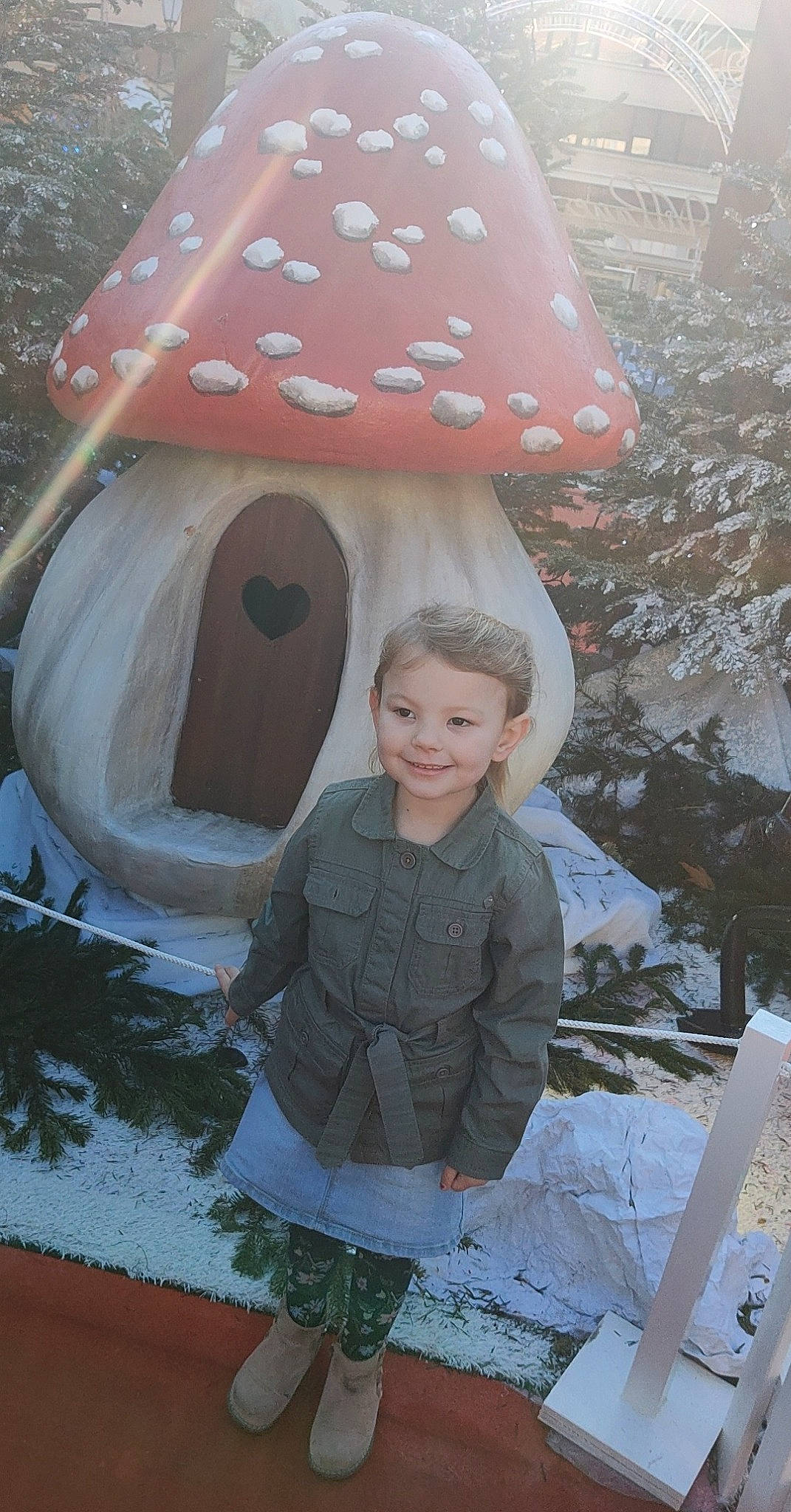 Ellya a rejoint le concours — aidez-le/la à gagner de superbes lots ! art, design, fashion_accessory, freezing, fun, house, jacket, joy, lawn_ornament, leisure, outerwear, pattern, person, smile, snapshot, snow, standing, toddler, tree, white