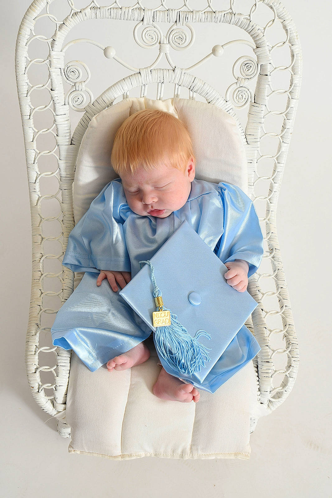 Emilio is registered to the contest to win money with this photo: baby, baby_products, baby_sleeping, baby_toddler_clothing, chair, child, collar, comfort, electric_blue, linens, outerwear, pattern, person, personal_protective_equipment, product, room, sitting, sleeve, t_shirt, toddler