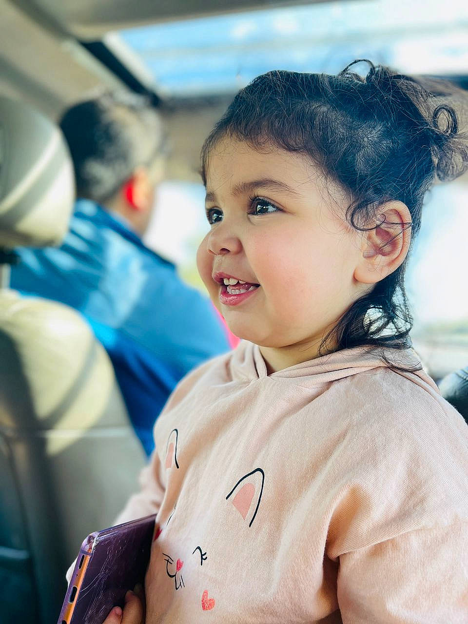 Inaya participe au concours pour gagner de l'argent avec cette photo : auto_part, automotive_design, baby, child, eyelash, face, family_car, fun, happy, leisure, people, person, portrait_photography, recreation, skin, sleeve, smile, t_shirt, toddler, travel