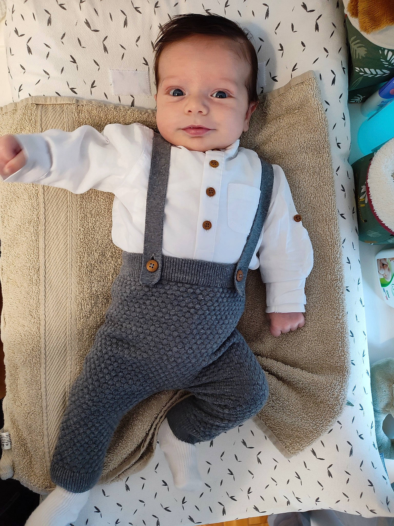 Aubin a rejoint le concours — aidez-le/la à gagner de superbes lots ! baby, baby_products, baby_toddler_clothing, blazer, bow_tie, child, collar, comfort, dress_shirt, face, formal_wear, head, linens, neck, pattern, person, skin, sleeve, textile, toddler