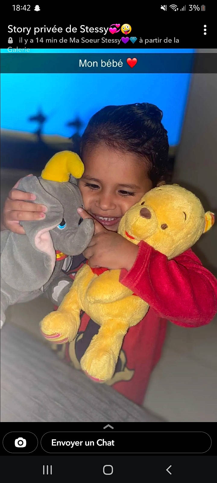 Chelsea a rejoint le concours — aidez-le/la à gagner de superbes lots ! child, comfort, facial_expression, finger, fun, gesture, happy, joy, leisure, mammal, nose, orange, person, plush, room, smile, stuffed_toy, textile, thumb, toddler