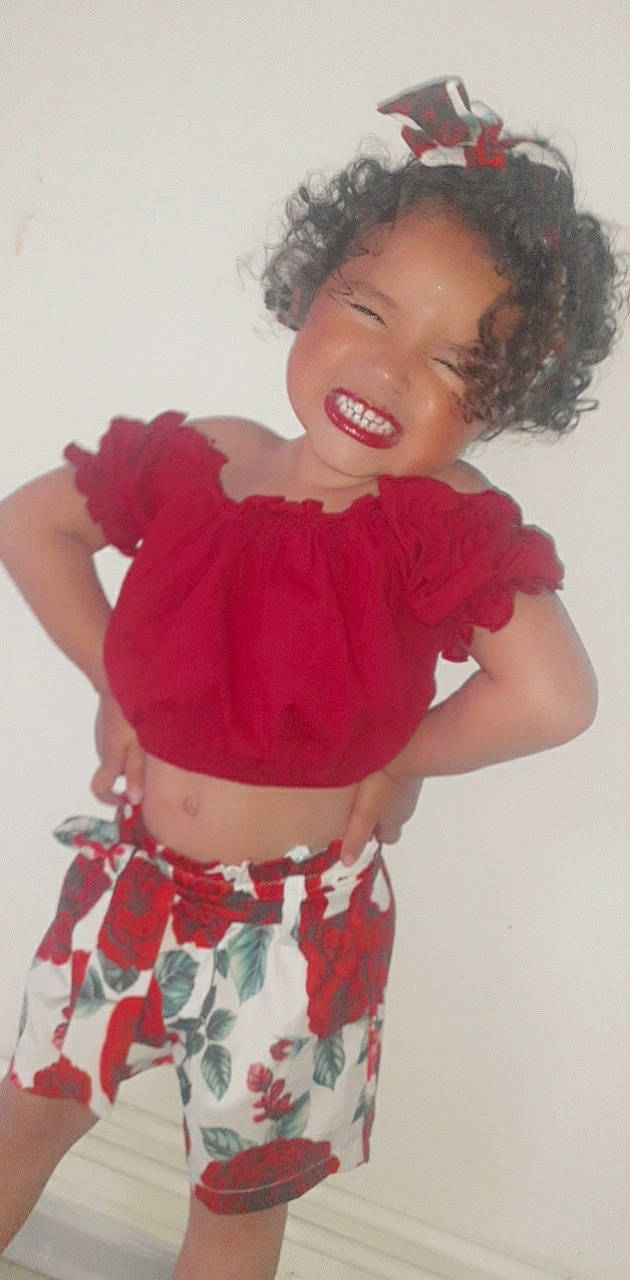 Chelsea a rejoint le concours — aidez-le/la à gagner de superbes lots ! abdomen, baby_toddler_clothing, child, embellishment, face, fashion_design, gesture, happy, human_body, joint, magenta, neck, person, pink, skin, sleeve, smile, thigh, toddler, trunk