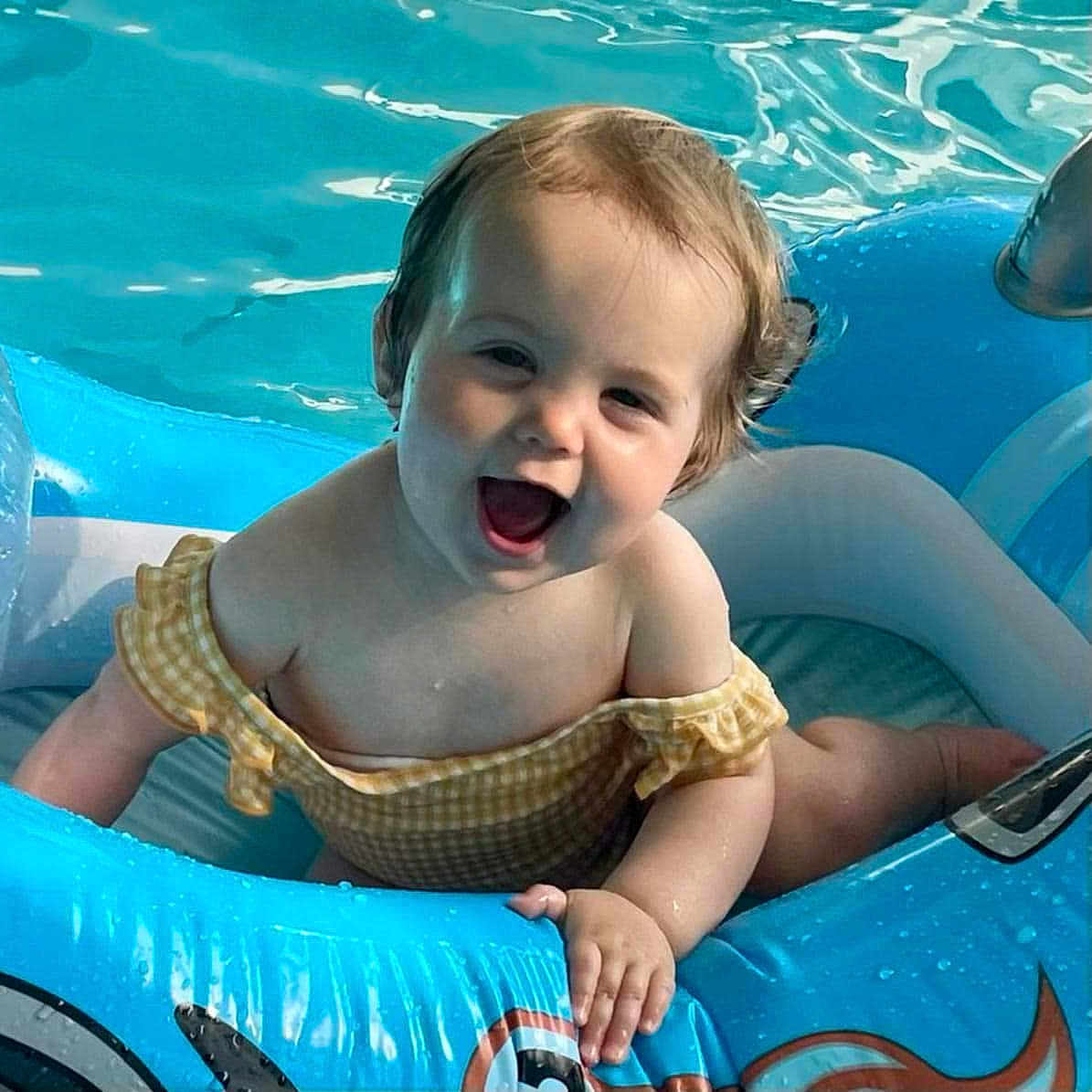 Aryanna a rejoint le concours — aidez-le/la à gagner de superbes lots ! baby, blue, child, clothing, cute, float, fun, happy, infant, inflatable, outdoor, person, playful, pool, smiling, splash, summer, swimming, water, yellow