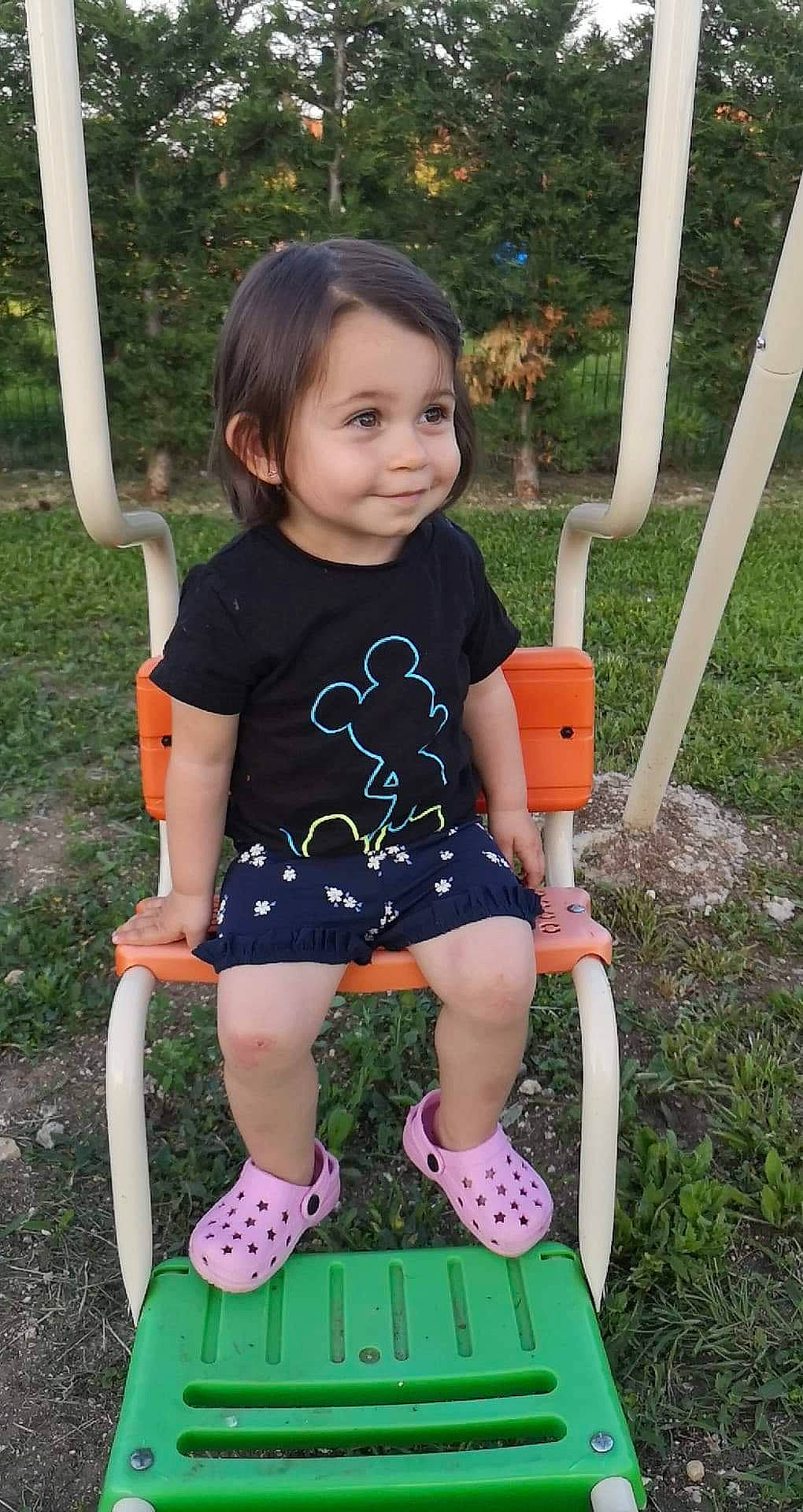 Thalya a rejoint le concours — aidez-le/la à gagner de superbes lots ! baby_toddler_clothing, dress, eye, face, fun, grass, green, hair, happy, head, human_body, joy, leaf, person, photograph, pink, plant, product, public_space, skin