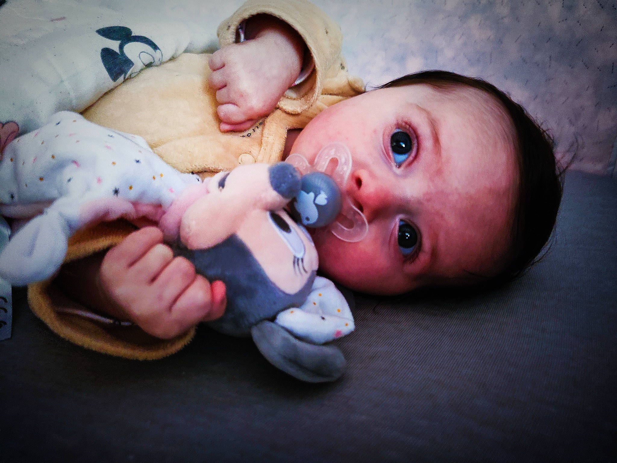 Anaëlle a rejoint le concours — aidez-le/la à gagner de superbes lots ! baby, baby_products, baby_toddler_clothing, cheek, comfort, eye, eyelash, finger, human_body, iris, leg, lip, mouth, nail, nose, person, skin, thumb, toddler, toy