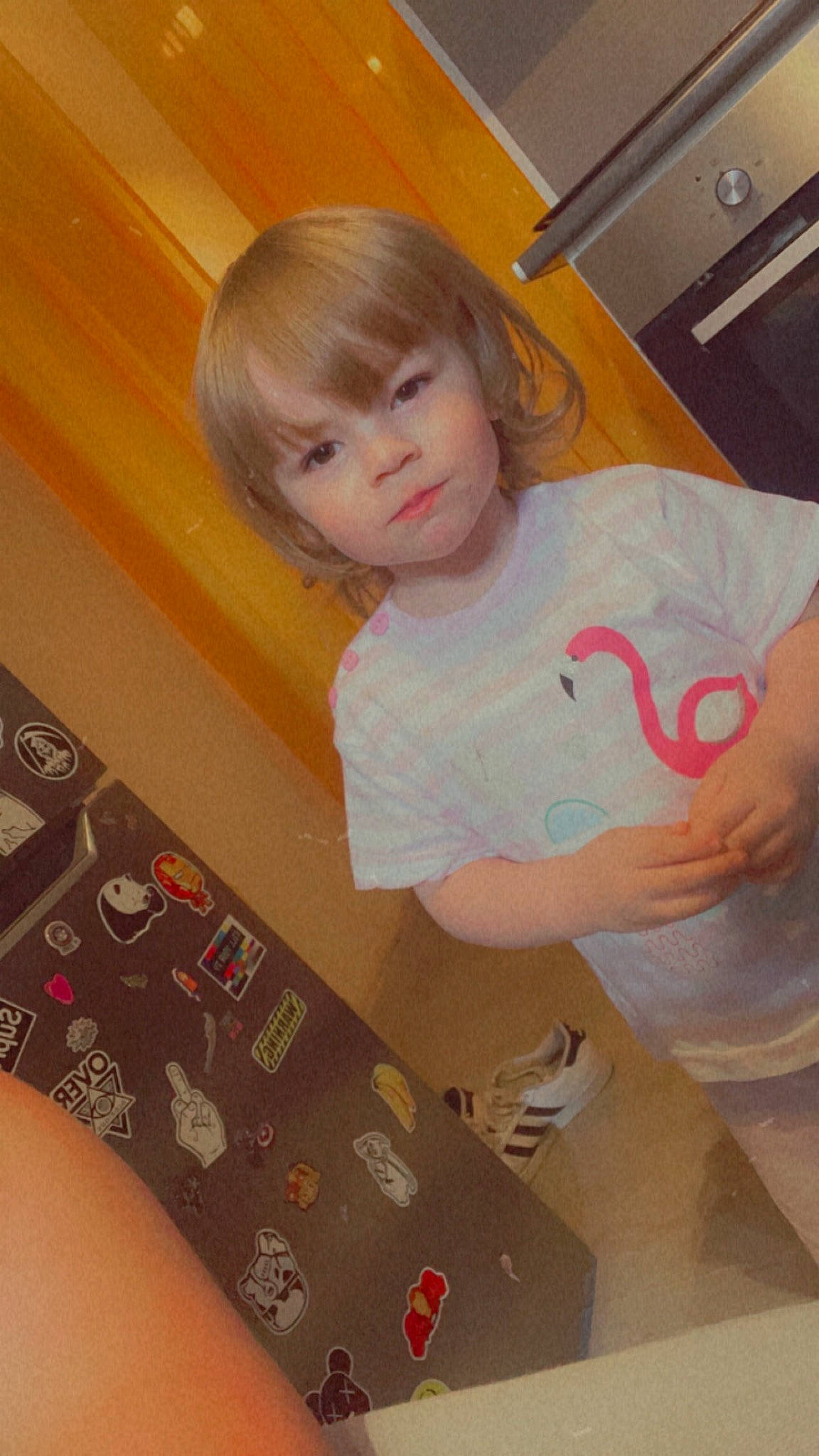 Julie participe au concours pour gagner de l'argent avec cette photo : audio_equipment, bangs, cheek, chest, child, elbow, electronic_instrument, finger, flooring, fun, human_leg, nail, office_equipment, person, play, room, shoulder, t_shirt, thigh, toddler