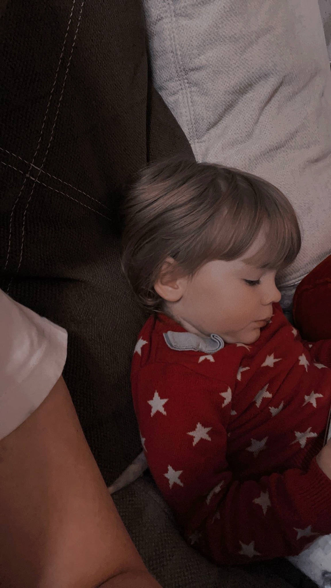 Julie participe au concours pour gagner de l'argent avec cette photo : baby, baby_toddler_clothing, cheek, child, comfort, couch, elbow, flooring, human_body, human_leg, knee, lap, linens, pattern, person, room, sitting, sleeve, textile, thigh