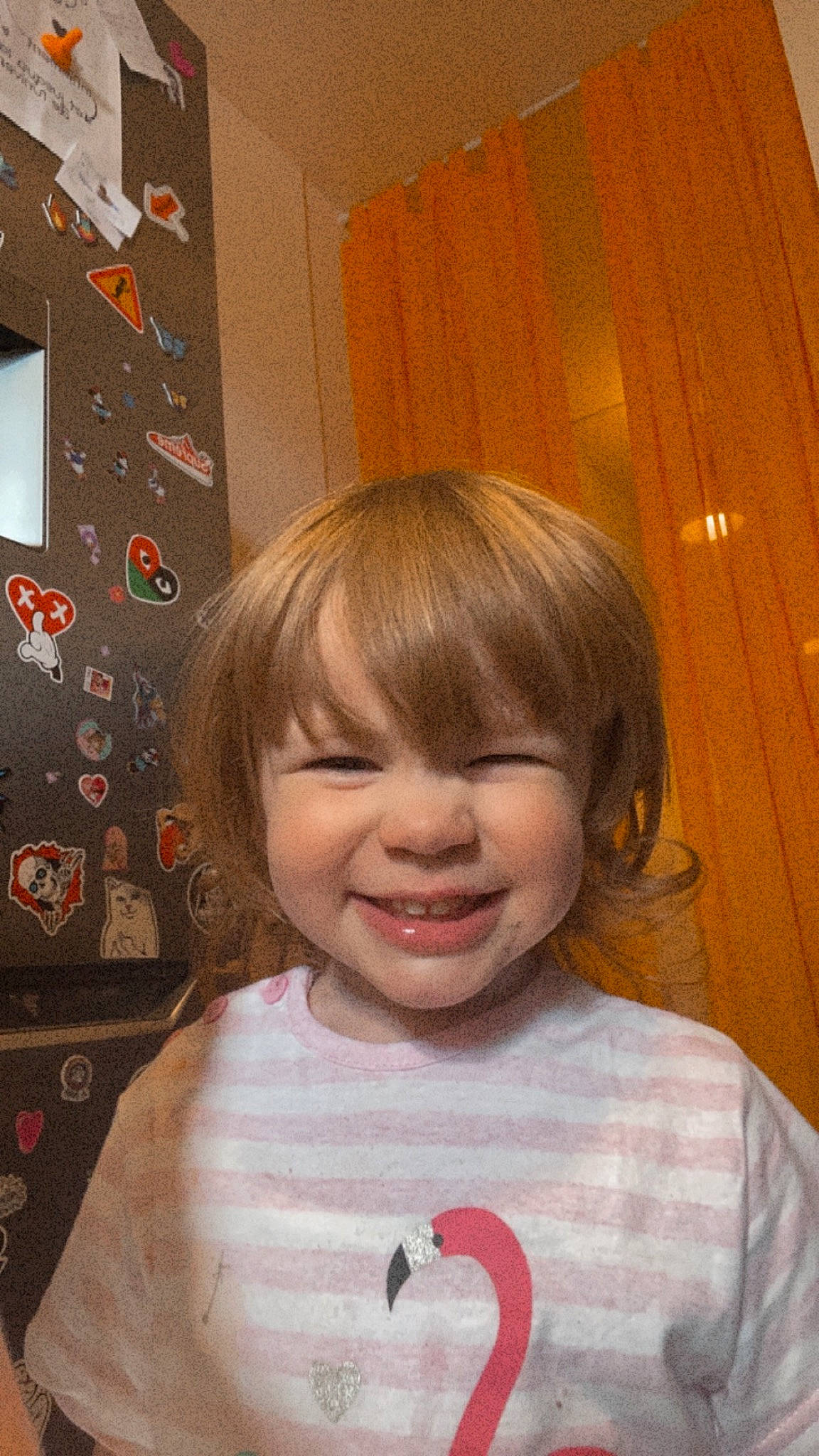 Julie a rejoint le concours — aidez-le/la à gagner de superbes lots ! baby_toddler_clothing, bangs, bowl_cut, cheek, child, event, eye, facial_expression, fun, hair, happy, hime_cut, joy, laugh, person, room, sleeve, smile, t_shirt, toddler