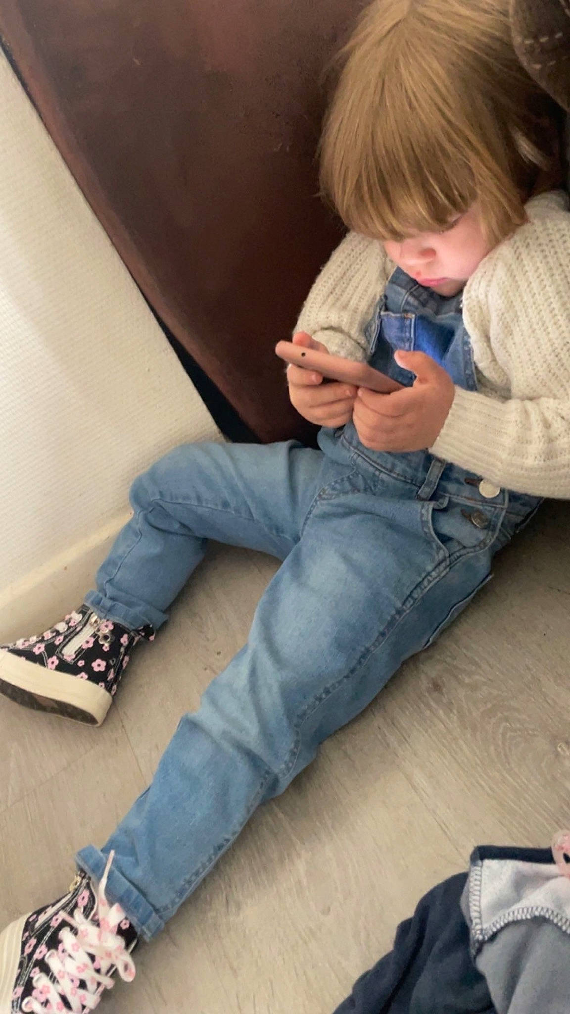 Julie participe au concours pour gagner de l'argent avec cette photo : clothing, comfort, denim, finger, floor, flooring, fun, hardwood, human_leg, jeans, joint, knee, leg, person, photograph, shoe, snapshot, sneakers, textile, thigh