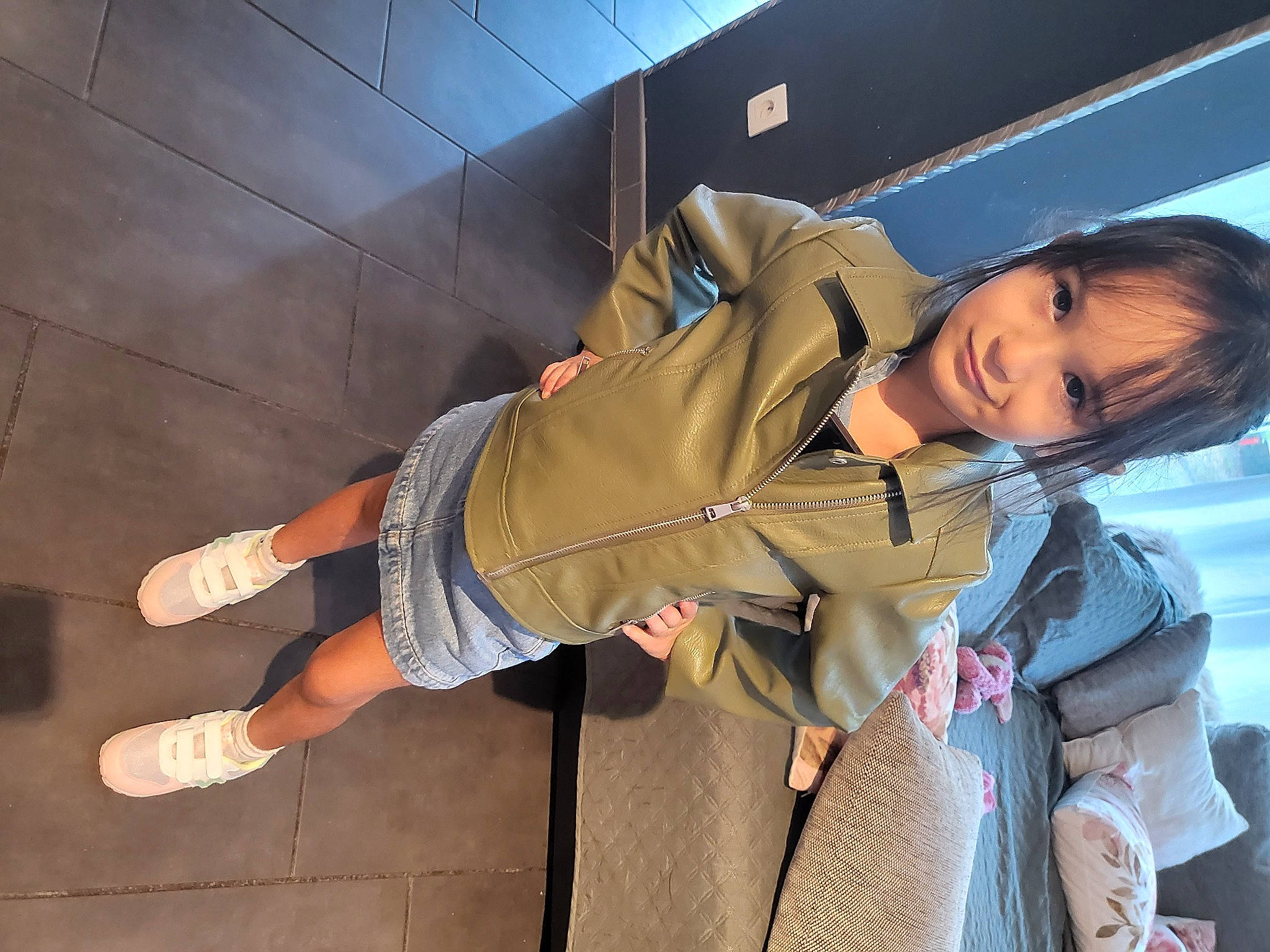 Nina participe au concours pour gagner de l'argent avec cette photo : bag, denim, elbow, electric_blue, fun, human_leg, knee, leisure, luggage_and_bags, person, recreation, smile, thigh, travel, waist