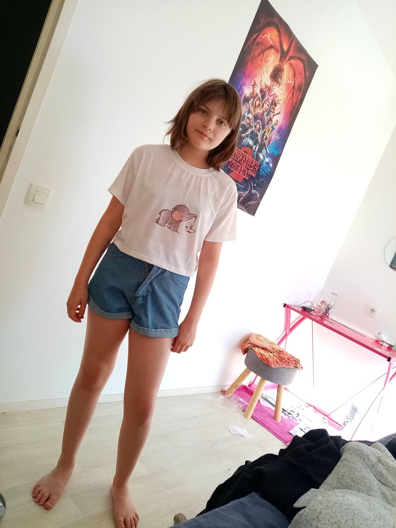 Gladys a rejoint le concours — aidez-le/la à gagner de superbes lots ! barefoot, clothing, foot, human_body, human_leg, jeans, joint, knee, leg, person, room, shorts, shoulder, t_shirt, textile, thigh, top, vacation