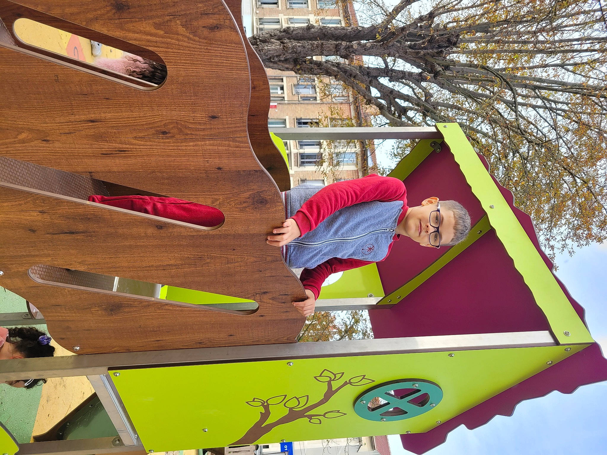 Cosmin Lucian a rejoint le concours — aidez-le/la à gagner de superbes lots ! advertising, boats_and_boating_equipment_and_supplies, building, facade, fun, leisure, line, oar, paddle, person, recreation, roof, signage, sky, soil, sports_equipment, tree, window, wood, wood_stain