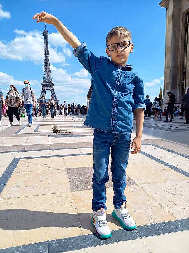 Cosmin Lucian participe au concours pour gagner de l'argent avec cette photo : city, cloud, denim, electric_blue, eyewear, fun, gesture, happy, leisure, pedestrian, person, recreation, shadow, sky, sleeve, street, tourism, tower, travel, vacation