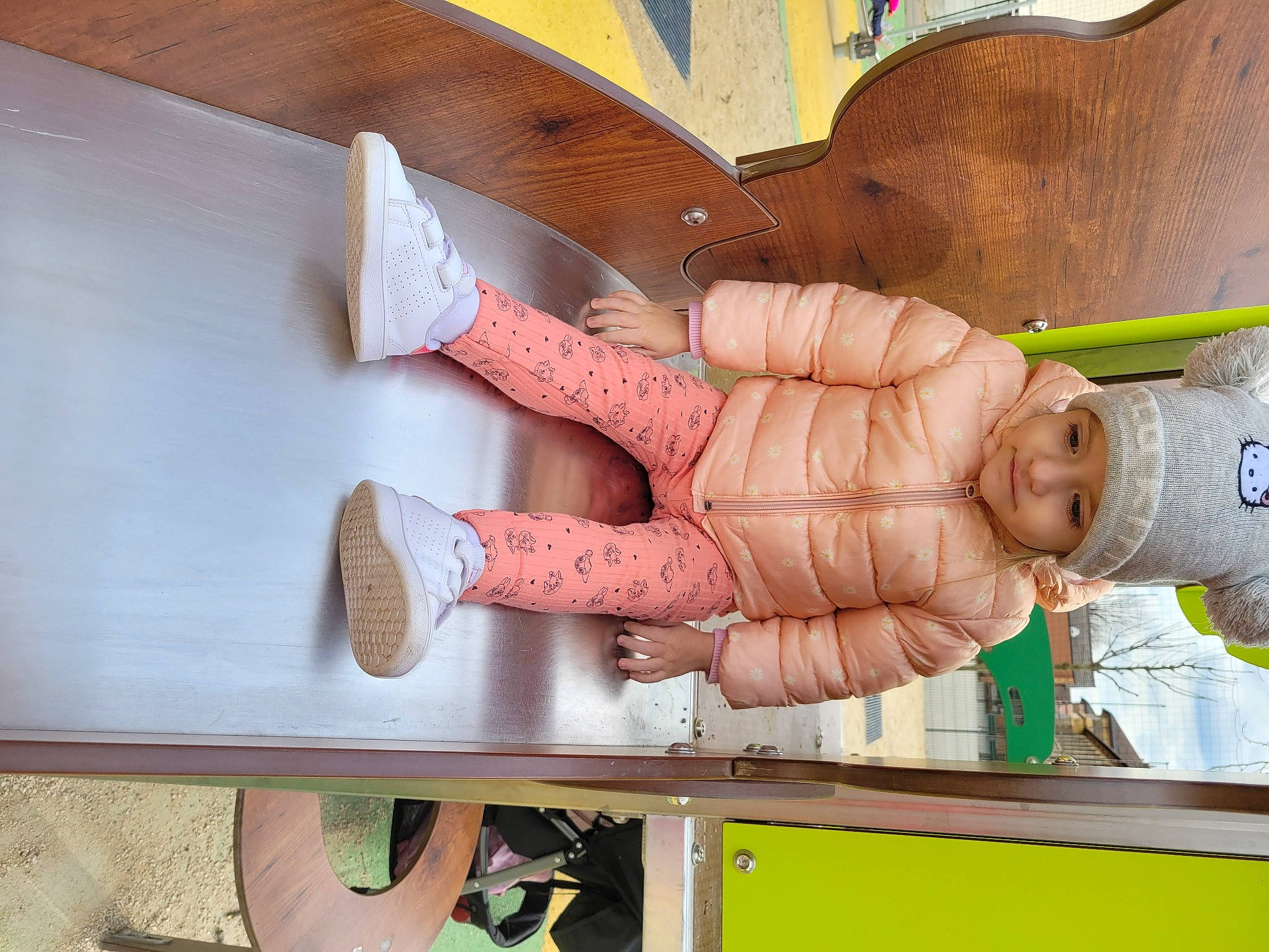 Alis Stefania participe au concours pour gagner de l'argent avec cette photo : carmine, fashion_accessory, finger, flesh, foot, gesture, headwear, human_leg, nail, pattern, peach, person, personal_protective_equipment, room, service, thumb, toe, wood, wrinkle, wrist