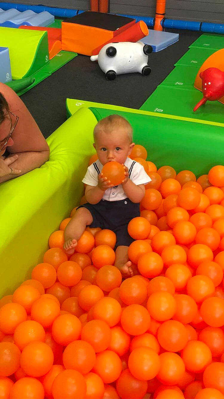 Kalvin a rejoint le concours — aidez-le/la à gagner de superbes lots ! baby, bitter_orange, child, citrus, clementine, leisure, local_food, mandarin_orange, natural_foods, orange, person, plum_tomato, product, rangpur, recreation, tangerine, toddler, toy, valencia_orange, whole_food