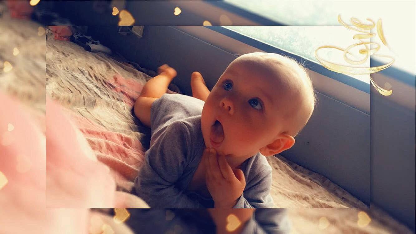 Kalvin participe au concours pour gagner de l'argent avec cette photo : baby, baby_toddler_clothing, child, comfort, finger, flooring, fun, gesture, hairstyle, hand, happy, human_body, nose, person, room, sitting, skin, surprise, t_shirt, thumb