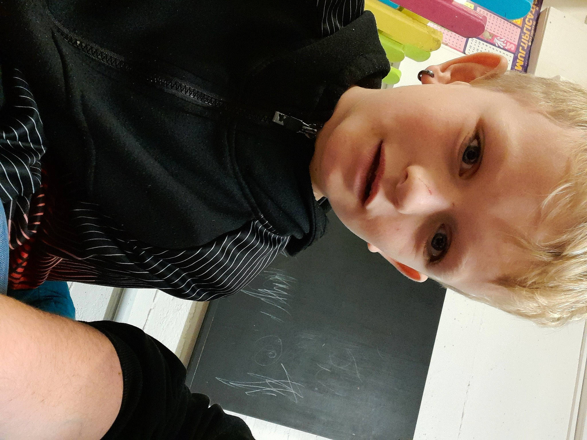 Brandon participe au concours pour gagner de l'argent avec cette photo : baby, child, dress, elbow, eyelash, fashion_accessory, happy, iris, lip, nail, neck, person, portrait_photography, sitting, sleeve, smile, toddler, tree, window, wrist