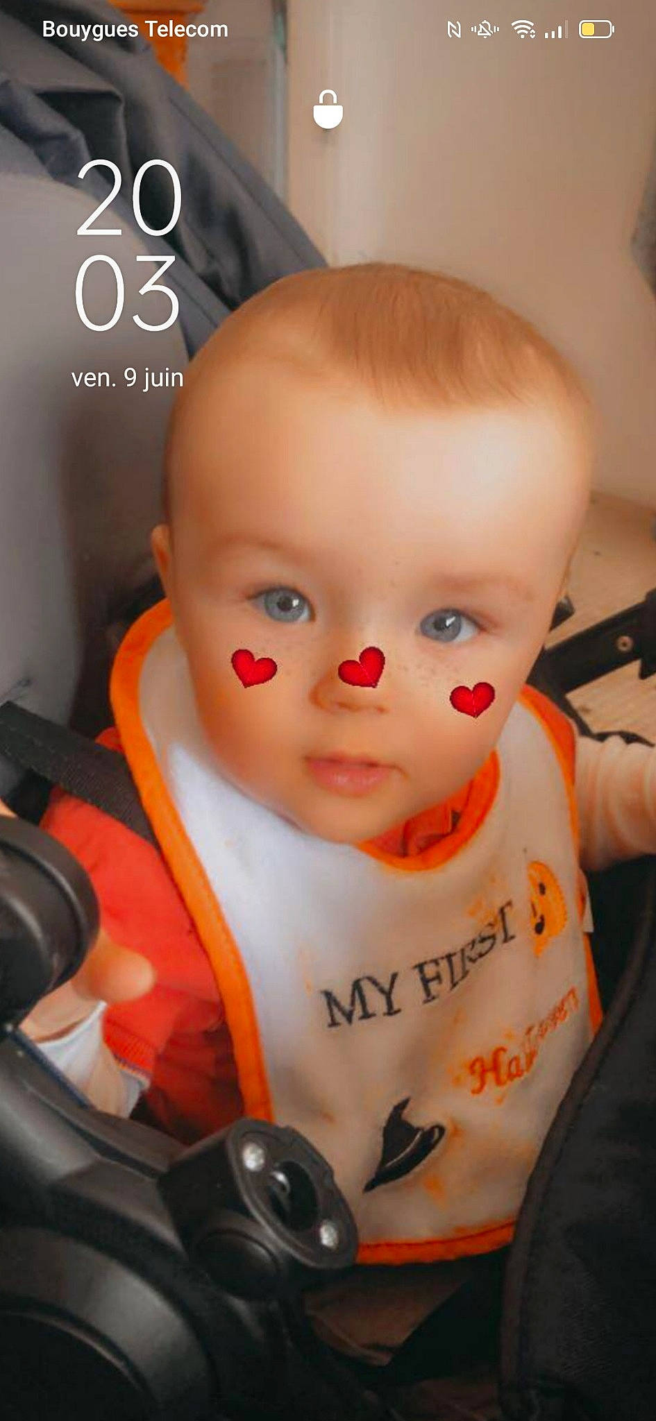 Tiago a rejoint le concours — aidez-le/la à gagner de superbes lots ! baby, baby_carriage, baby_products, baby_toddler_clothing, blond, car_seat, cheek, child, chin, eyelash, happy, mouth, nose, orange, person, personal_protective_equipment, product, sitting, skin, steering_wheel