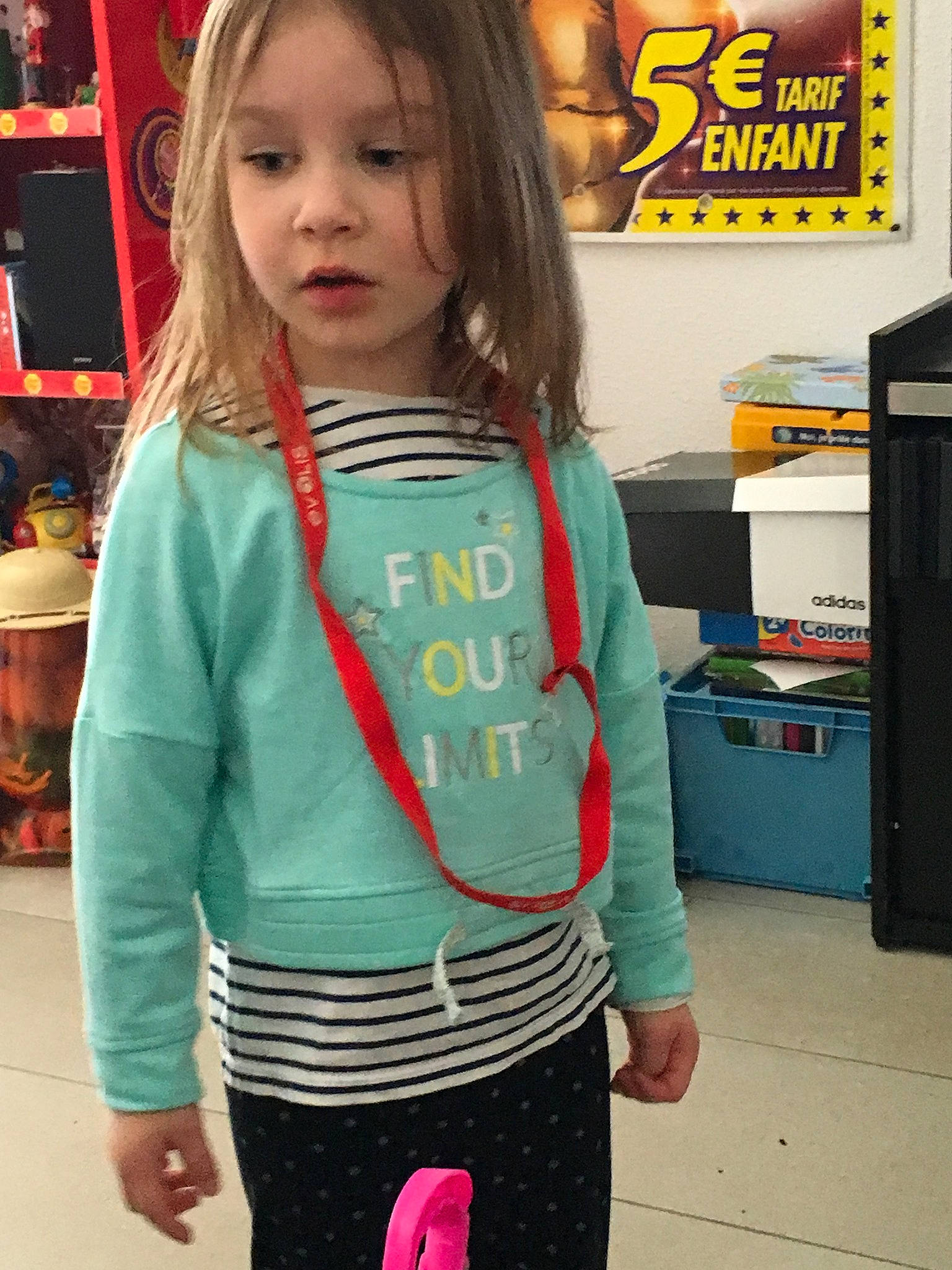 Salomé a rejoint le concours — aidez-le/la à gagner de superbes lots ! active_pants, belt, brown_hair, home_appliance, leggings, long_hair, person, shelf, shelving, shoulder, sleeve, sweatpant, tights, waist