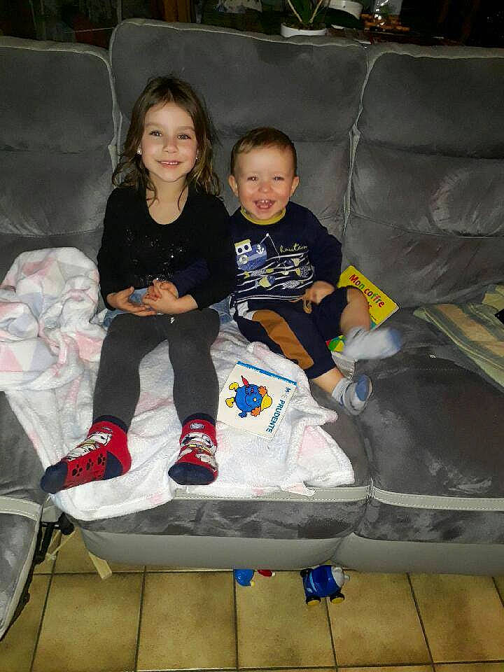 Salomé participe au concours pour gagner de l'argent avec cette photo : baby_toddler_clothing, comfort, couch, eye, home, houseplant, joy, lap, living_room, nose, person, plastic, plastic_bag, play, shoe, sitting, sock, toddler, walking_shoe