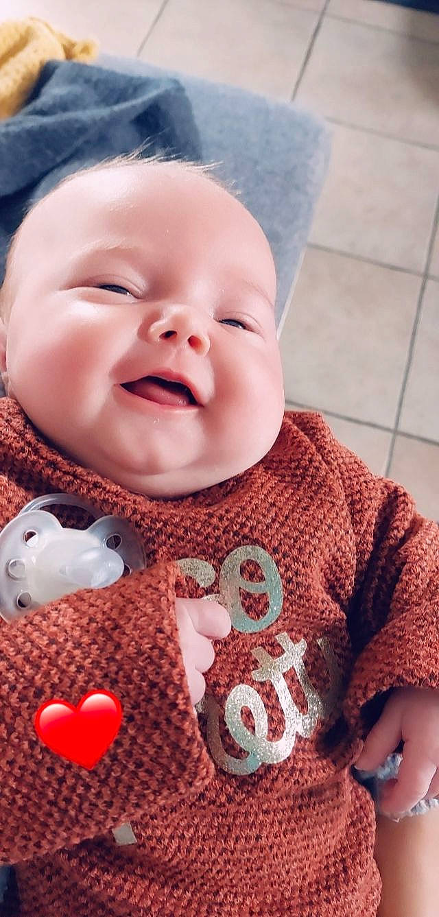 Alix participe au concours pour gagner de l'argent avec cette photo : baby, baby_laughing, baby_toddler_clothing, cheek, chin, eye, face, happy, head, iris, lip, mouth, nose, outerwear, person, pink, skin, sleeve, smile, textile