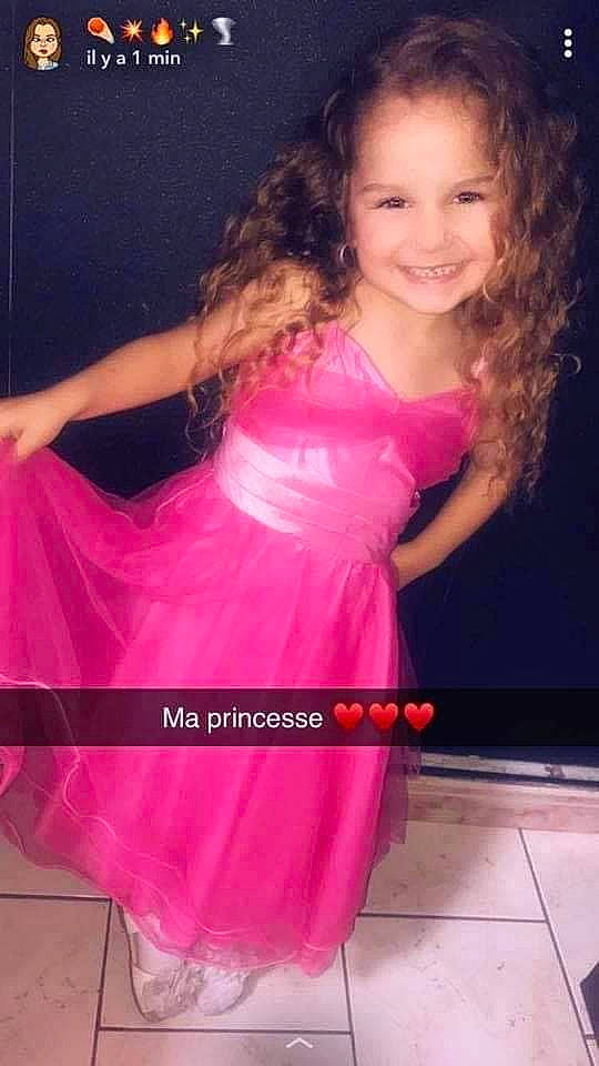 Jade a rejoint le concours — aidez-le/la à gagner de superbes lots ! child_model, clothing, dress, fashion_design, joy, leg, magenta, person, pink, shoulder, thigh, toddler, trunk