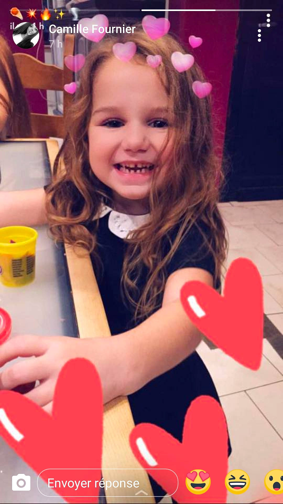 Jade participe au concours pour gagner de l'argent avec cette photo : arm, child, child_model, ear, finger, fun, happy, joy, long_hair, person, pink, play, smile, toddler