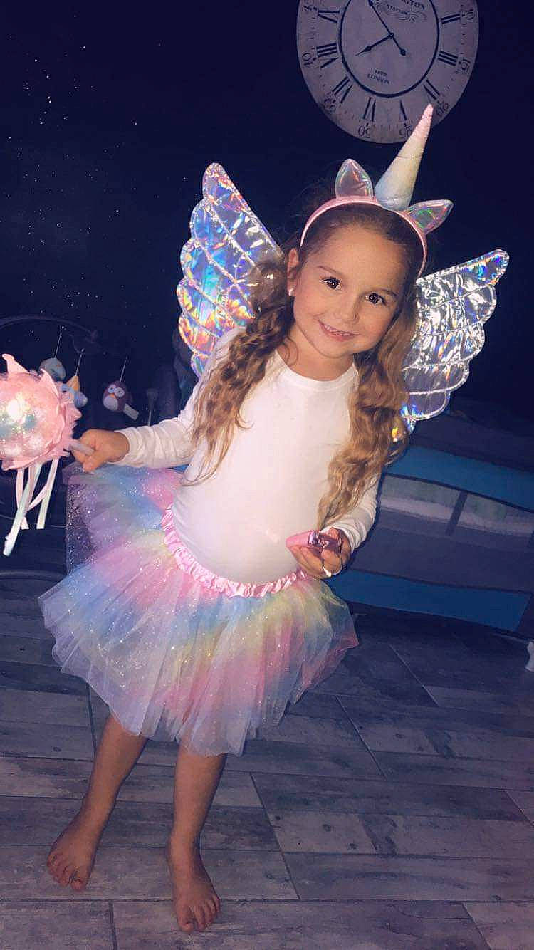 Jade a rejoint le concours — aidez-le/la à gagner de superbes lots ! ballet_tutu, child, child_model, costume, dance, dancer, ear, event, fawn, fictional_character, fun, joy, person, smile, wing