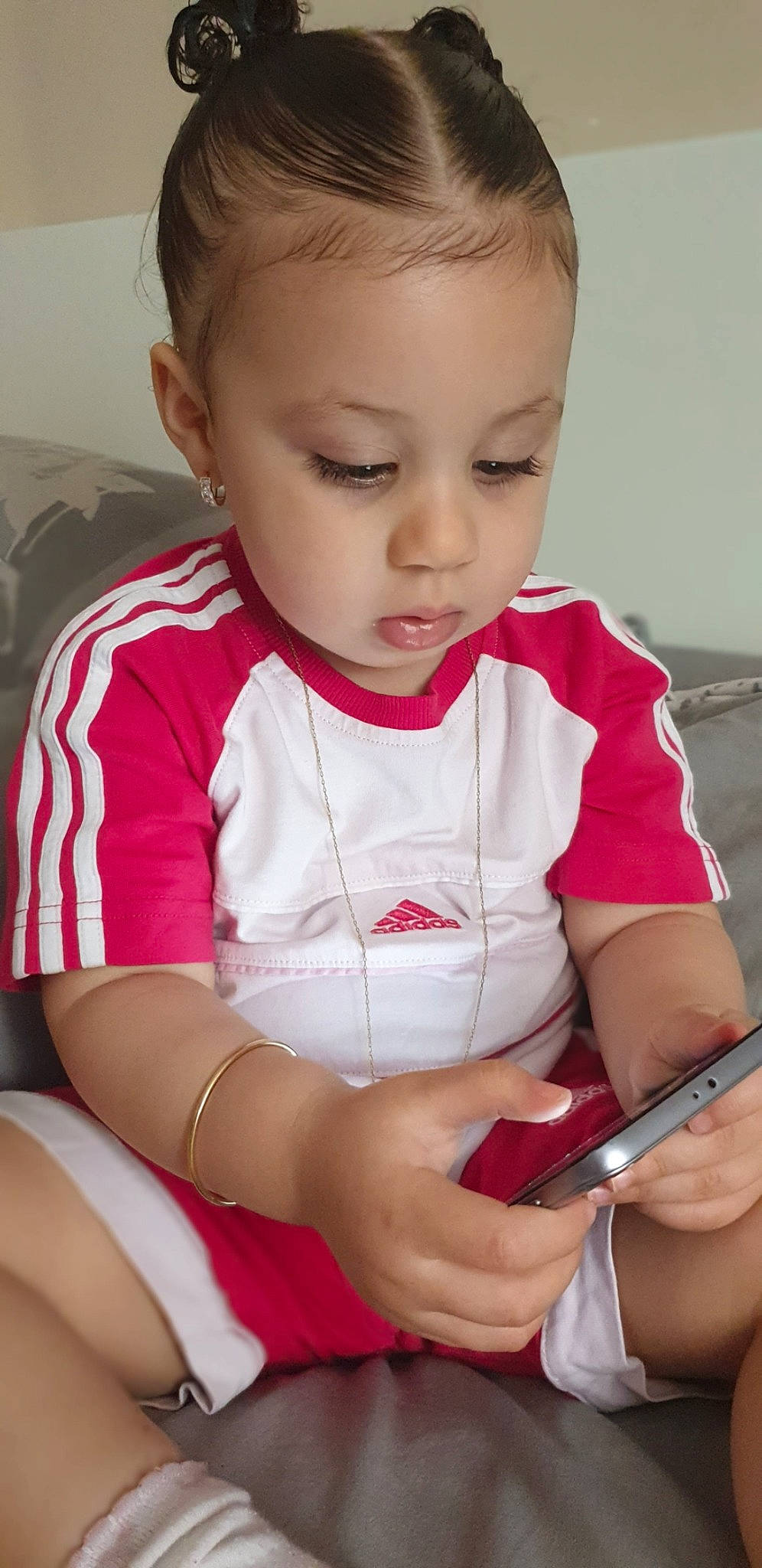 Ilyanna participe au concours pour gagner de l'argent avec cette photo : baby, cheek, child, finger, person, play, toddler