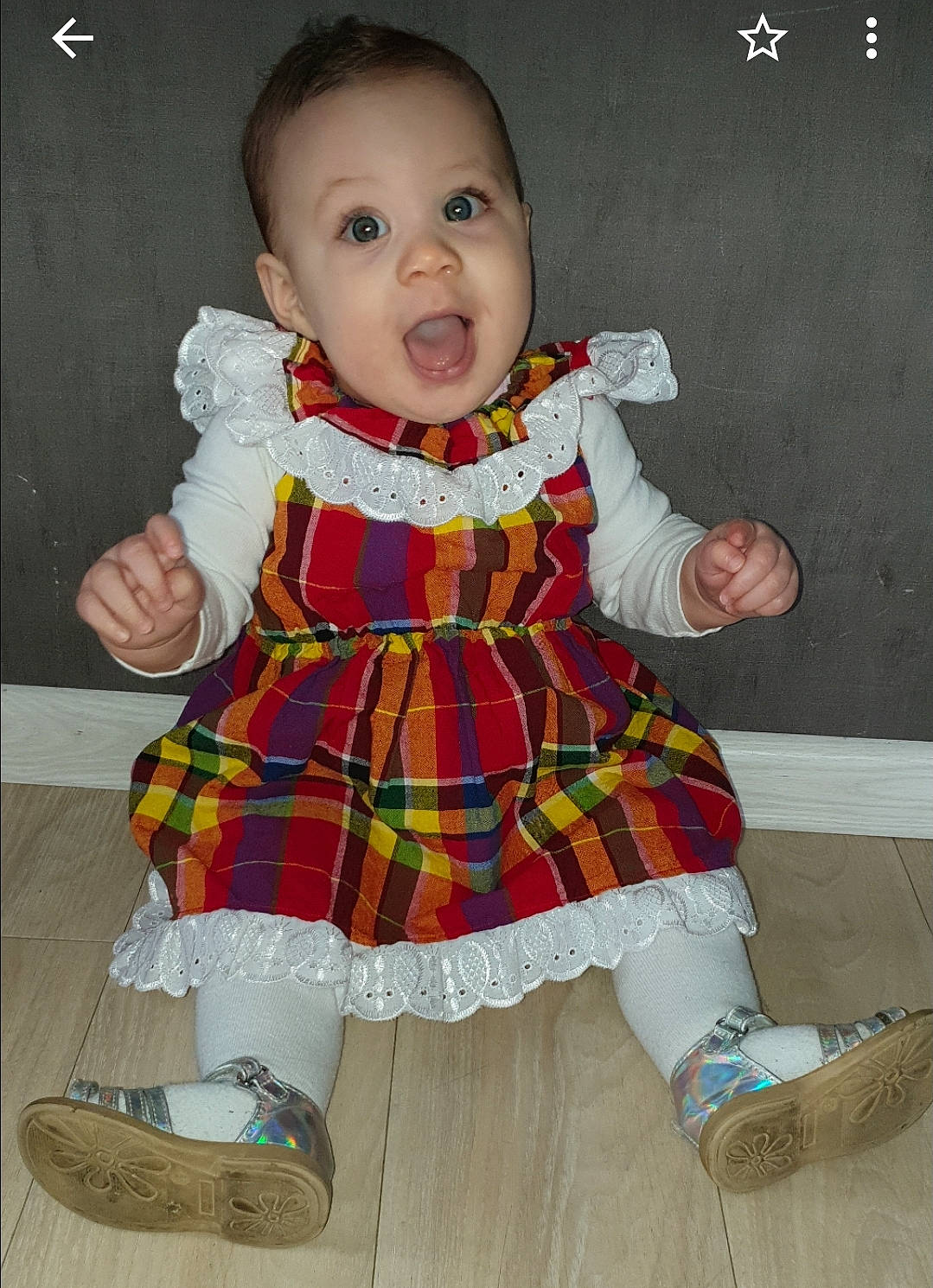 Ilyanna a rejoint le concours — aidez-le/la à gagner de superbes lots ! baby, baby_toddler_clothing, child, child_model, design, pattern, person, plaid, sleeve, smile, surprise, tartan, textile, toddler
