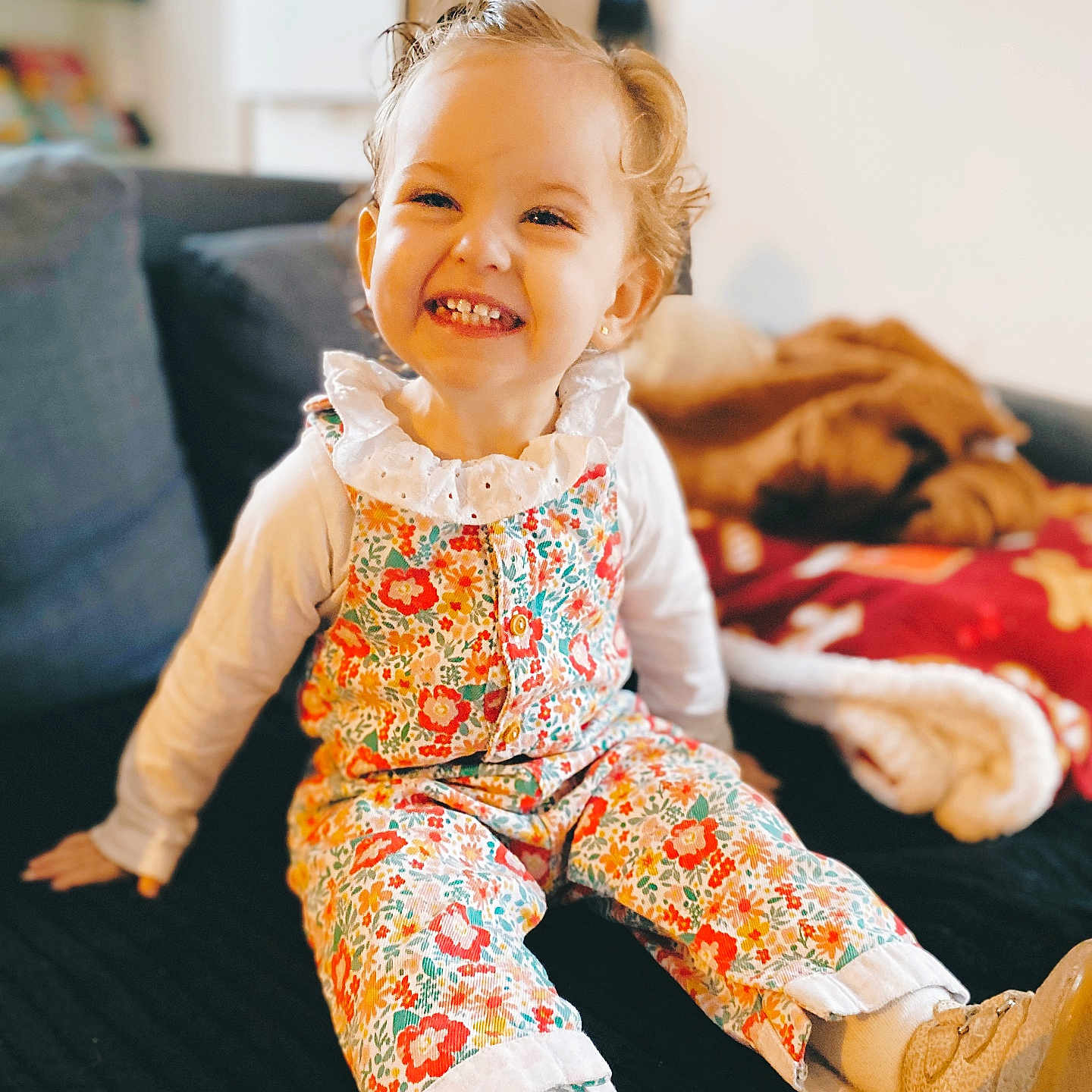 Romy a rejoint le concours — aidez-le/la à gagner de superbes lots ! baby, babylaughing, blonde, child, clothing, face, female, footwear, girl, hair, happy, head, laughing, pants, person, photography, portrait, shoe, sitting, smile