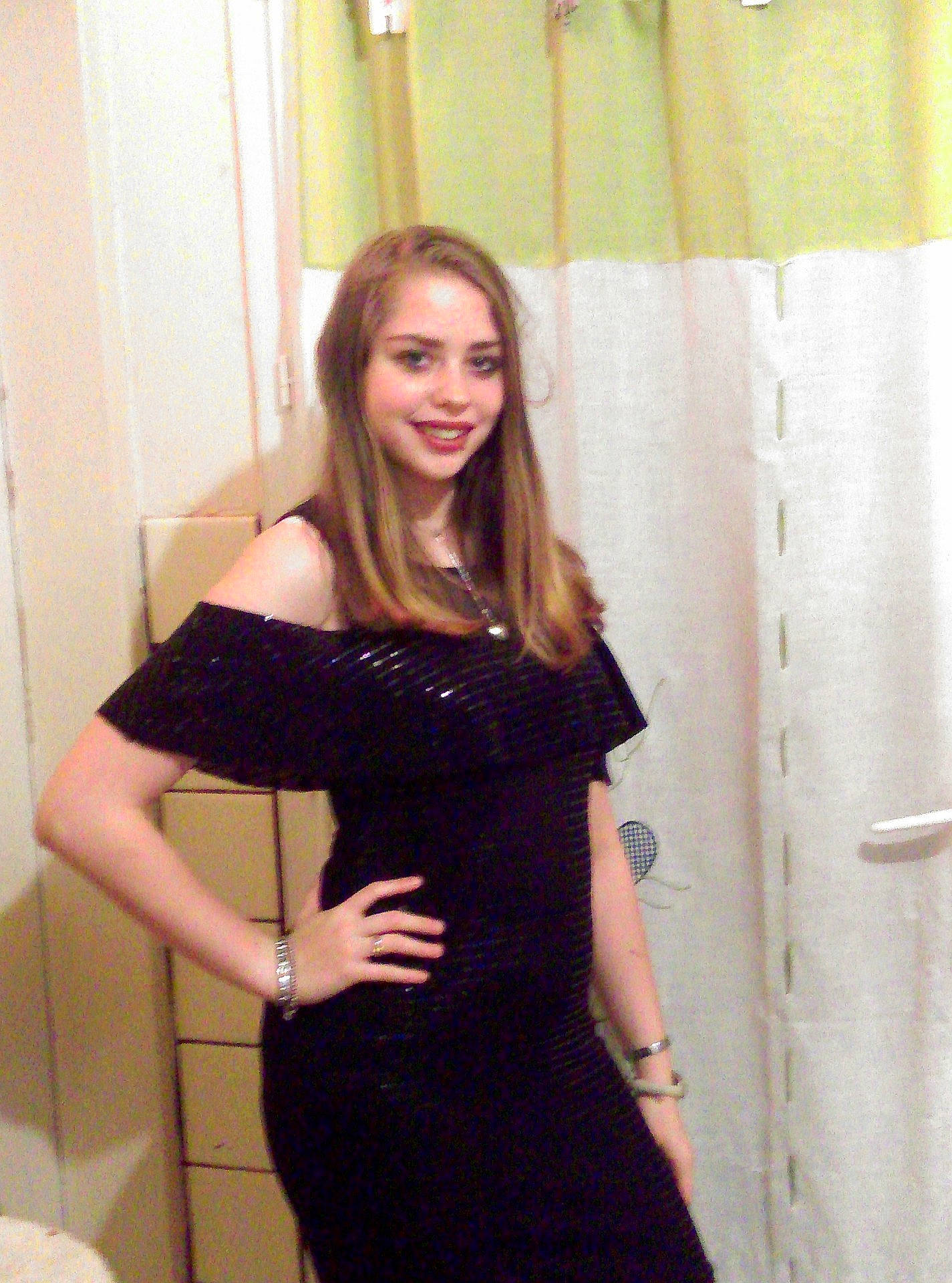 Tiffany participe au concours pour gagner de l'argent avec cette photo : abdomen, beauty, black, blond, brown_hair, cocktail_dress, dress, girl, hair, human_hair_color, joint, joy, lady, leg, little_black_dress, long_hair, model, person, shoulder, smile