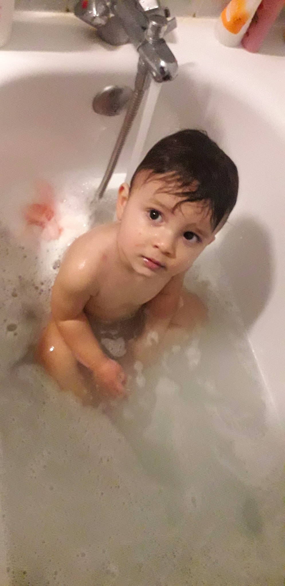 Isaac a rejoint le concours — aidez-le/la à gagner de superbes lots ! arm, baby_bathing, barechested, bathing, bathroom, bathtub, chest, eyebrow, eyelash, fluid, foam, hand, happy, human_body, person, plumbing, plumbing_fixture, skin, toddler, trunk