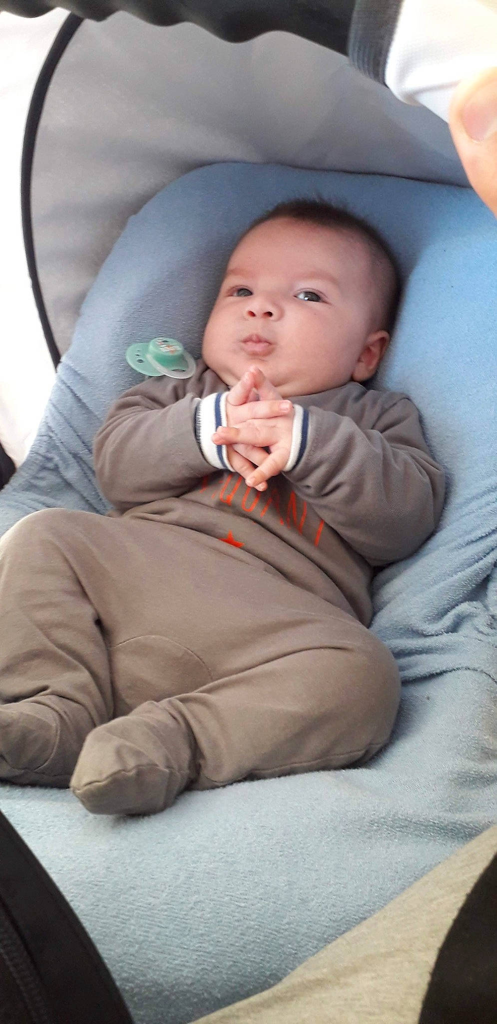 Isaac participe au concours pour gagner de l'argent avec cette photo : auto_part, baby, baby_products, baby_toddler_clothing, car_seat, cheek, child, chin, comfort, face, finger, fun, gesture, head, lap, person, seat_belt, sitting, skin, sleeve