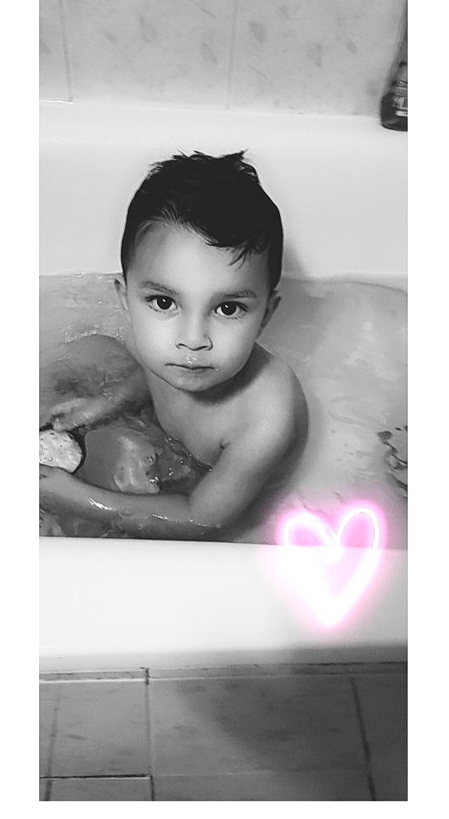 Isaac participe au concours pour gagner de l'argent avec cette photo : arm, chin, eye, eyebrow, eyelash, facial_expression, flash_photography, forehead, hair, hand, human, human_body, jaw, lip, muscle, neck, nose, person, plumbing_fixture, shoulder