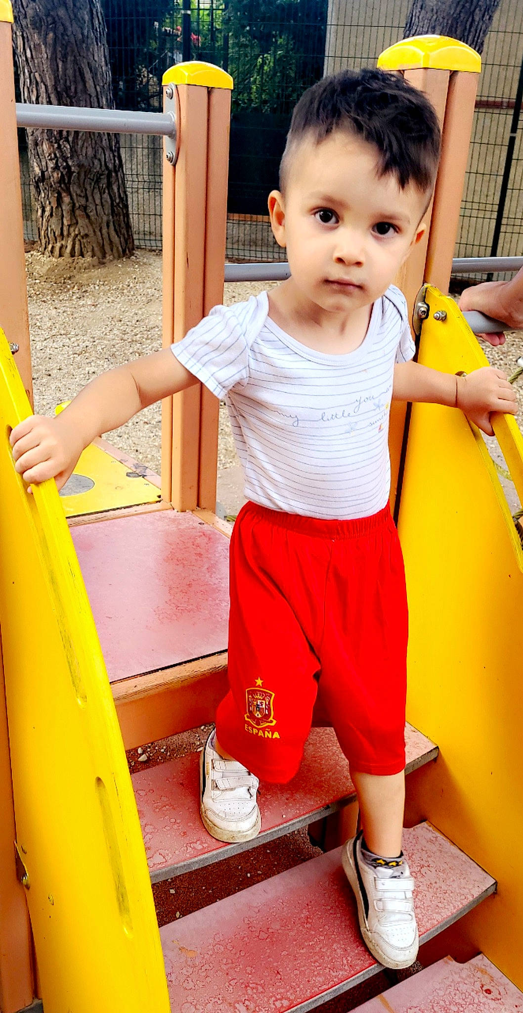 Isaac participe au concours pour gagner de l'argent avec cette photo : baby, baby_toddler_clothing, beauty, child, chute, electric_blue, fun, green, happy, human_leg, leg, leisure, person, red, shorts, sleeve, standing, t_shirt, thigh, toddler