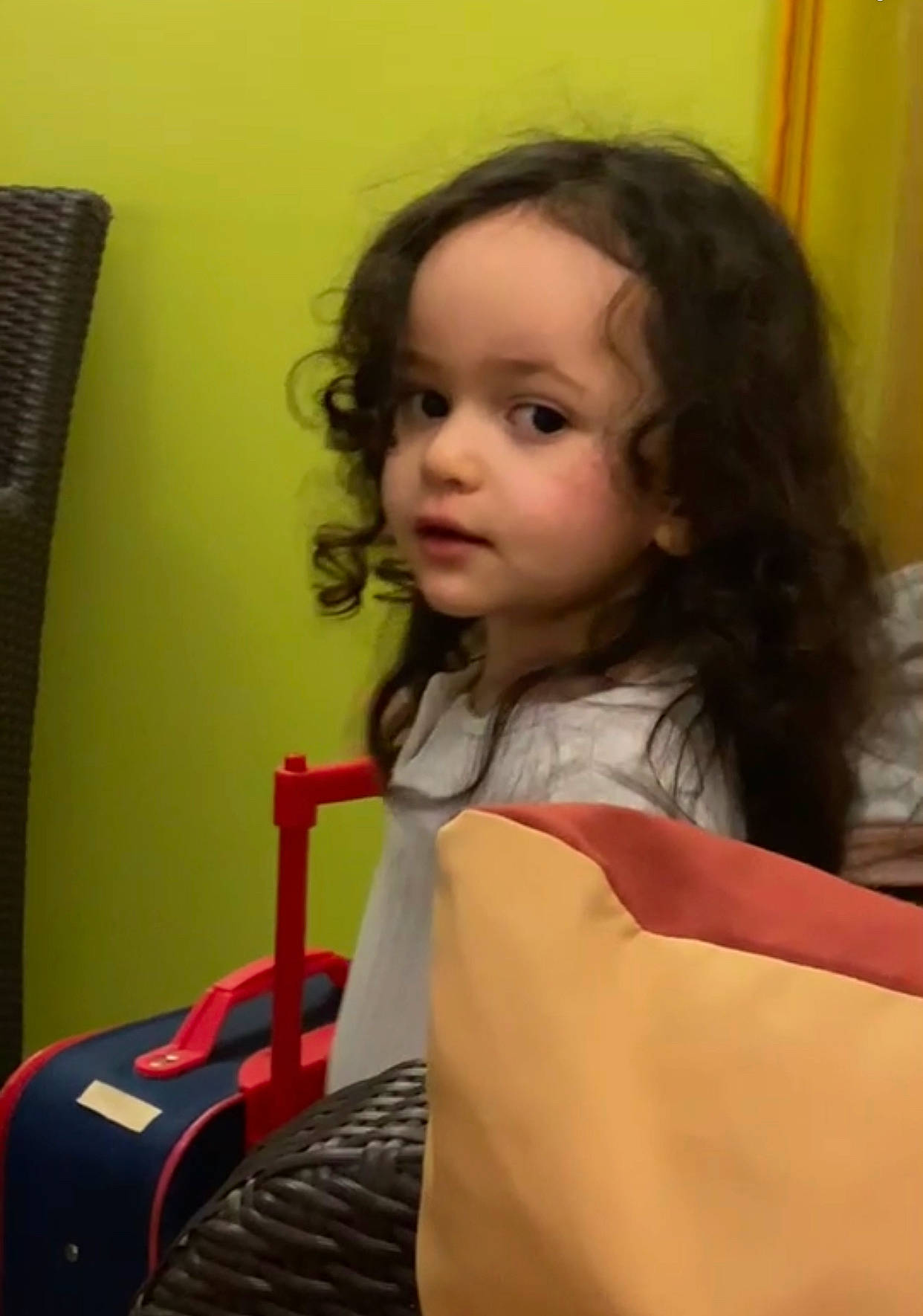 Inès participe au concours pour gagner de l'argent avec cette photo : automotive_tire, blond, brown_hair, cheek, child, chin, eye, facial_expression, flooring, fun, hairstyle, happy, head, iris, nose, person, skin, standing, tire, toddler