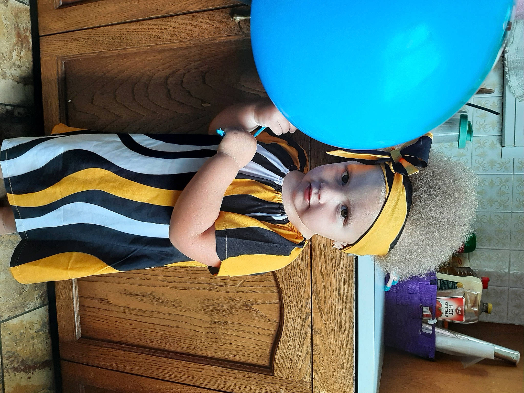 Lauriana participe au concours pour gagner de l'argent avec cette photo : balloon, blue, child, circle, cool, electric_blue, event, facial_expression, fun, happy, hat, headgear, headwear, leisure, party_supply, person, play, smile, t_shirt, toddler