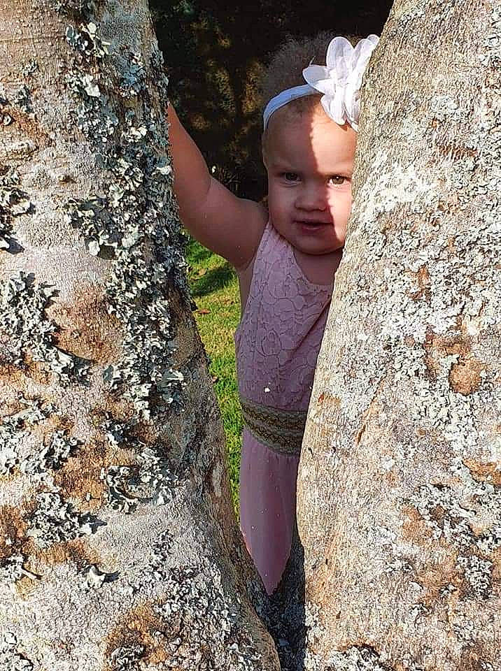 Lauriana a rejoint le concours — aidez-le/la à gagner de superbes lots ! bedrock, cap, climbing, face, formation, gesture, grass, happy, head, human_body, leisure, outcrop, people_in_nature, person, recreation, rock, rock_climbing, soil, trunk, wood