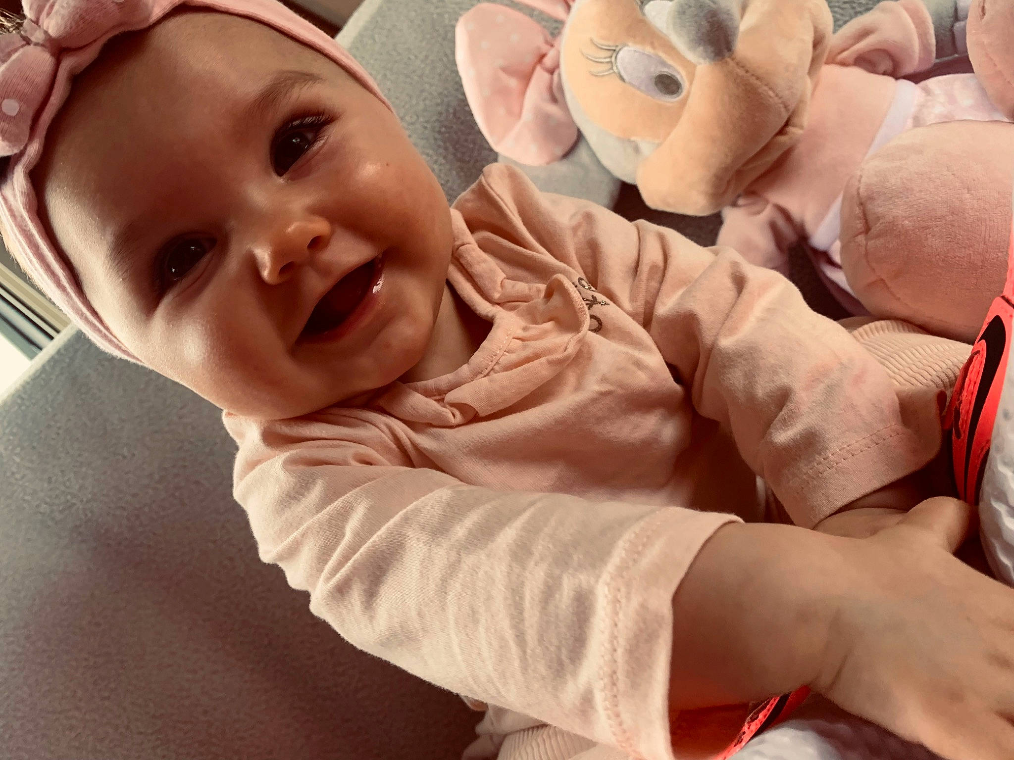 Kylie a rejoint le concours — aidez-le/la à gagner de superbes lots ! baby, child, comfort, finger, fun, gesture, grass, happy, hat, headgear, laugh, mammal, mouth, nose, person, sitting, smile, stuffed_toy, thumb, toddler