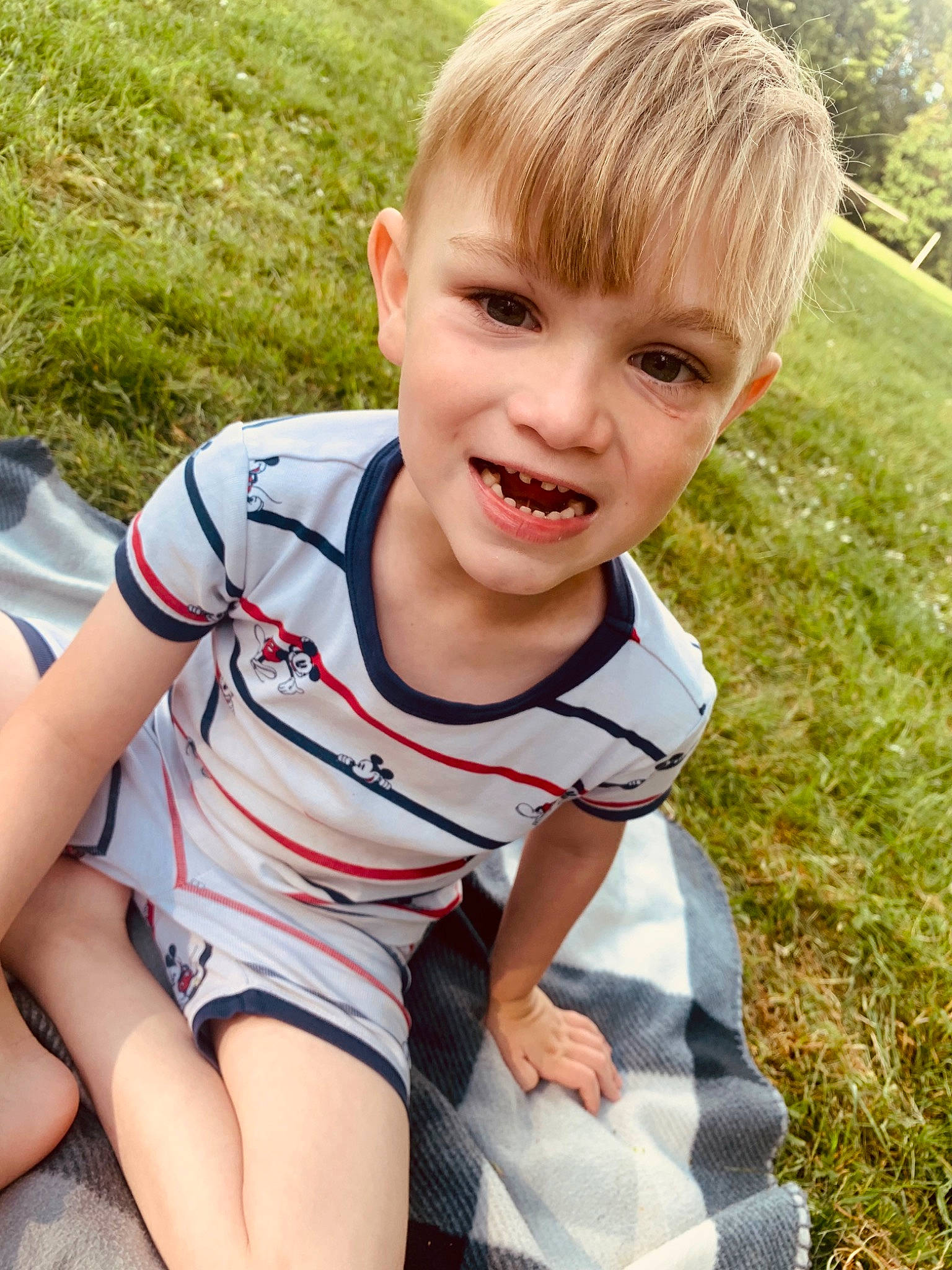 Kylie participe au concours pour gagner de l'argent avec cette photo : baby_toddler_clothing, cool, fun, grass, hairstyle, happy, leisure, lip, neck, nose, people_in_nature, person, photograph, plant, skin, sleeve, smile, summer, toddler, tree